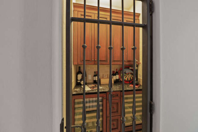 23 Corona Rd. Wet bar