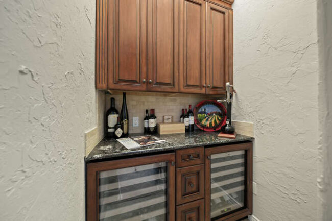 23 Corona Rd. Wet bar