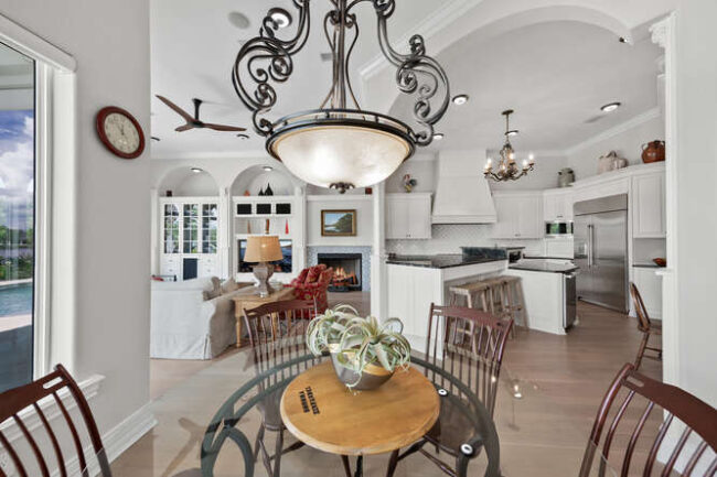 23 Corona Rd. Dining area